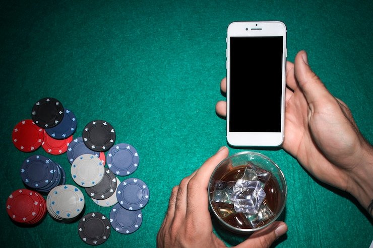 Pengguna dewasa meninjau dokumen situs
